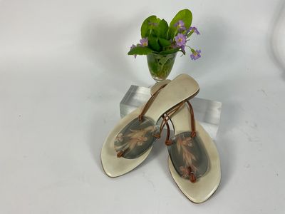 HERMÈS, Paris. Paire de sandales en cuir blanc à liens de cu…