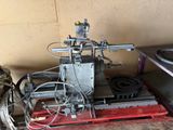 une machine posée sur une palette dans un garage