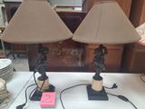deux lampes posées sur une table avec un livre