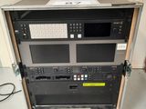 un rack contenant du matériel électronique posé à même le sol