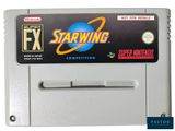 un gros plan d'une cartouche de jeu Nintendo arborant le logo Starwing