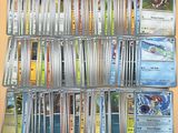 une collection de cartes Pokémon exposée sur une table