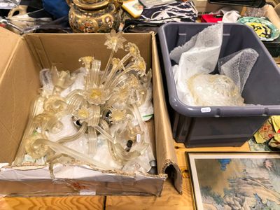 deux boîtes contenant des objets en verre posées sur une table