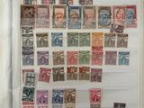 un livre avec un tas de timbres dessus