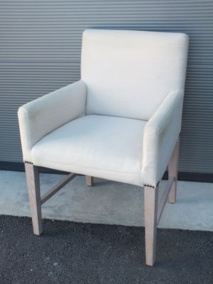 une chaise blanche posée devant un mur