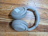 un casque posé sur une table en bois