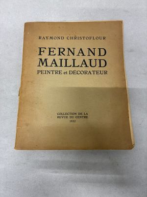 un livre à la couverture dorée posé sur une table