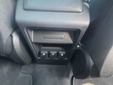 un tableau de bord de voiture équipé d'une radio et d'une télécommande