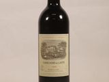 une bouteille de vin posée sur une table