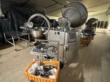 une machine qui se trouve à l'intérieur d'un bâtiment