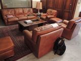 canapés et chaises en cuir dans un salon avec une table basse