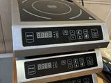 deux plaques de cuisson superposées sur une table en bois