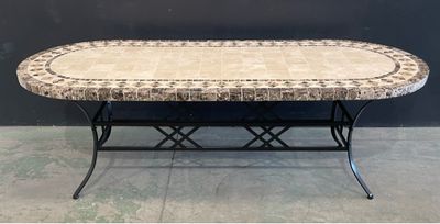une image représentant une table avec un plateau en carrelage