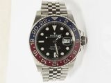 une montre Rolex avec une lunette rouge, blanche et bleue
