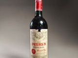 une bouteille de vin rouge posée sur une table