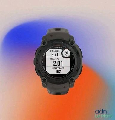 un gros plan d'une montre numérique posée sur une surface blanche