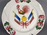 une assiette sur laquelle figurent un coq et un drapeau
