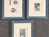 trois reproductions encadrées de formes et de tailles différentes posées sur un tapis