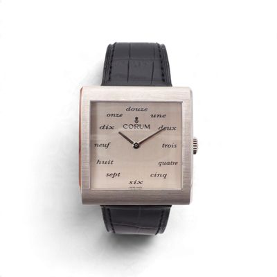 gros plan d'une montre-bracelet sur une surface blanche
