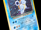 un gros plan d'une carte Pokémon sur laquelle figure l'image d'une personne