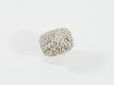 gros plan d'une bague en diamant sur une surface blanche