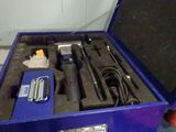 une boîte à outils bleue avec des outils à l'intérieur