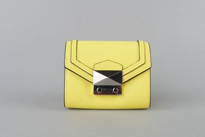 KARL LAGERFELD. Petite pochette façon cuir jaune à important… - Photo 1