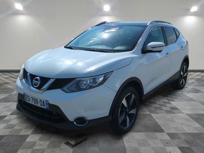 une Nissan QX-V blanche garée sur un sol à damier