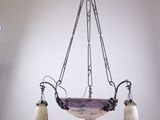 un lustre suspendu au plafond d'une pièce