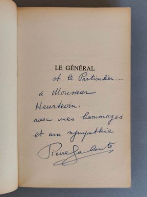 un livre ouvert avec la photo d'un homme et d'une femme