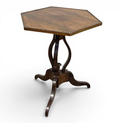 une table octogonale avec un plateau en bois et des pieds en métal
