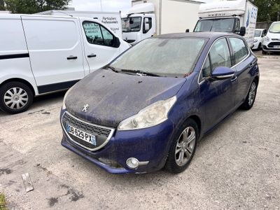 une voiture bleue garée dans un parking