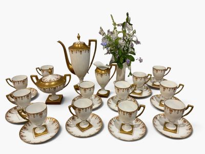 many cups and saucers that are sitting on the table