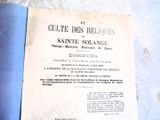un vieux livre posé sur une table, avec une couverture bleue