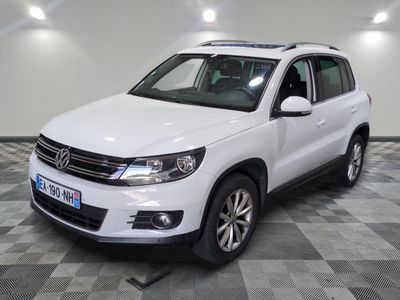 la volkswagen tiguan blanche est garée sur un carrelage à carreaux