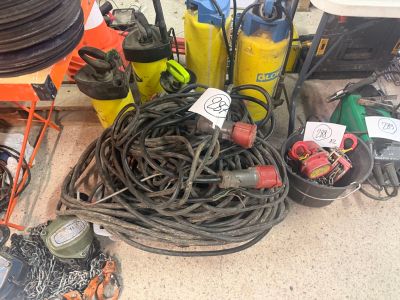 de nombreux types de tuyaux et d'autres objets éparpillés sur le sol