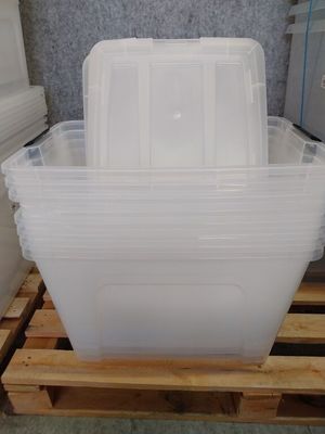 une pile de récipients en plastique posée sur une palette