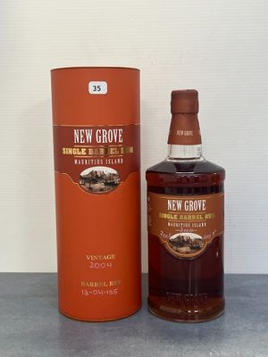 une photo d'une bouteille de whisky New Grove à côté d'un carton
