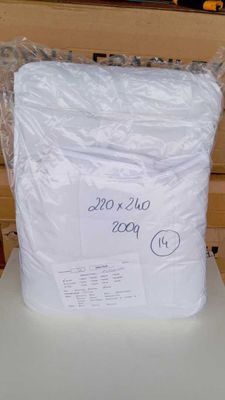 un sac de provisions posé sur une table blanche