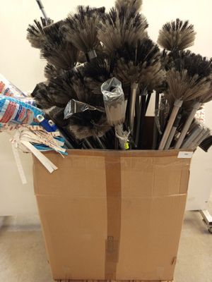 Lot d'environ 72 articles comprenant : des balais, des manch… - Photo 1