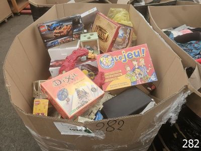 une boîte en carton remplie de jouets et d'autres objets