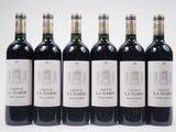 six bouteilles de vin rouge sont alignées