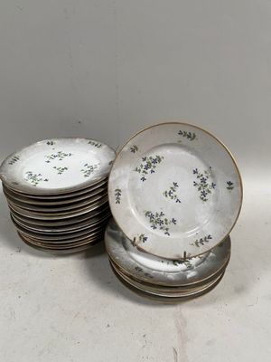beaucoup d'assiettes empilées les unes sur les autres