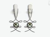 paire d'appliques murales noires et blanches ornées d'un motif vert et blanc