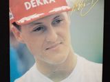 la couverture d'un magazine sur laquelle figure la photo d'un joueur de baseball portant une casquette rouge