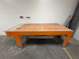 une table en bois placée au milieu d'une pièce