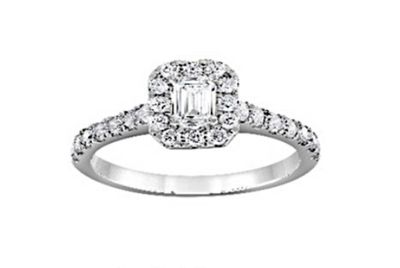 une bague de fiançailles en or blanc, avec une émeraude comme pierre centrale, entourée de diamants