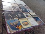 une table sur laquelle sont posés de nombreux CD