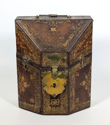 une vieille boîte en bois avec un cadenas sur le dessus