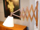 une lampe posée sur une table devant un tableau